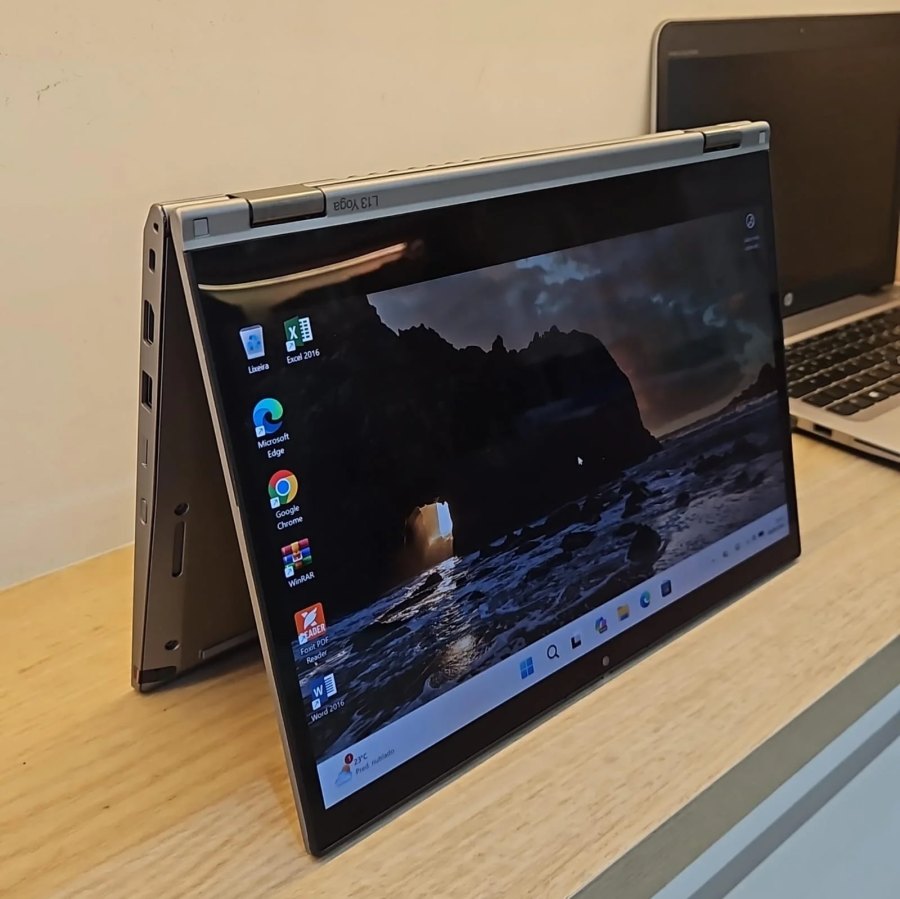 ThinkPad L13 Yoga apoiado em modo tenda sobre a mesa, ocupando pouco espaço