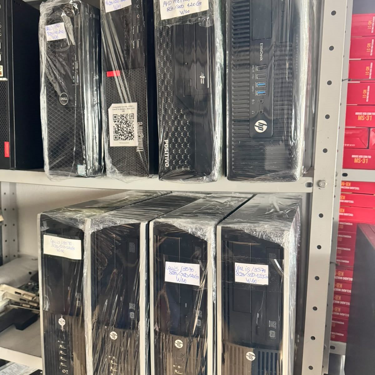 Computadores seminovos revisados e etiquetados na prateleira do estoque da RDO Informática